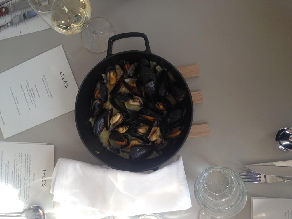 Enjoying a beautiful meal at <a href="/LylesLondon/">Lyle's</a> with <a href="/CraneCookware/">CRANE</a> and <a href="/vgoodandproper/">Verygood&proper</a>. First dish: mussels &amp; fennel
