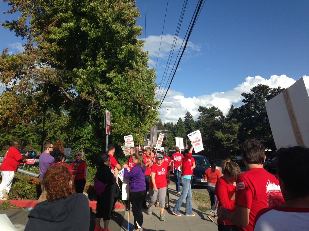 Shannon4D1's tweet photo. I stand with teachers! http://t.co/mRY1n6ZlMw