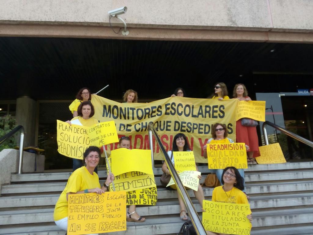 MEscolarChoque's tweet photo. Concentración d @MEscolarChoque,  Volvemos a la LUCHA por la READMISIÓN. @_susanadiaz piensa ser JUSTA? @ahorapodemos http://t.co/ZfiD4HnyQB