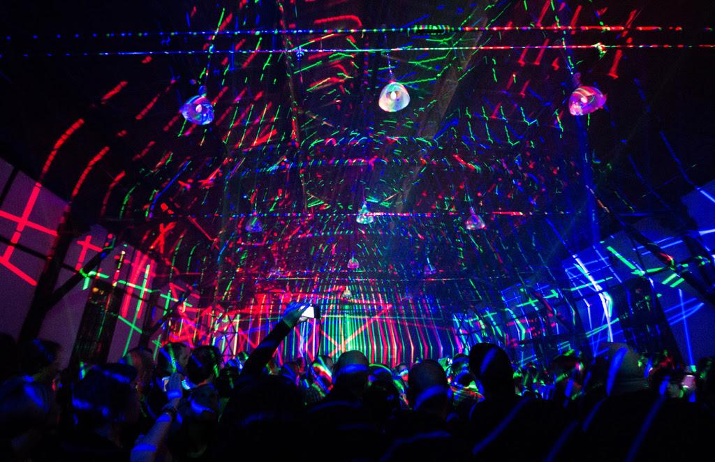 SAonlinemag's tweet photo. Interessante a/v show in anteprima per @Atom_TM_news e #RobinFox @#WarehouseRoma @LSWHR http://t.co/ABSx2alL9p http://t.co/8p2LFgTei4