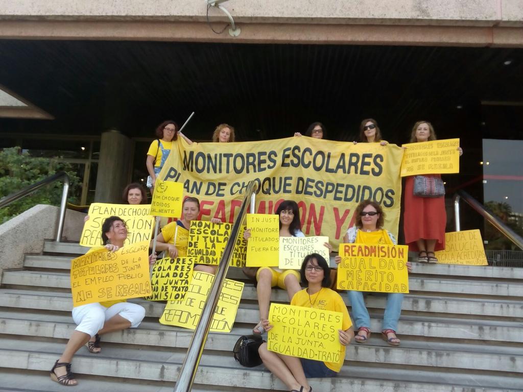 MEscolarChoque's tweet photo. Concentración de @MEscolarChoque,  Volvemos a la LUCHA por la READMISIÓN. @_susanadiaz piensa ser JUSTA? @eldiarioes http://t.co/CYNqxQQSrz
