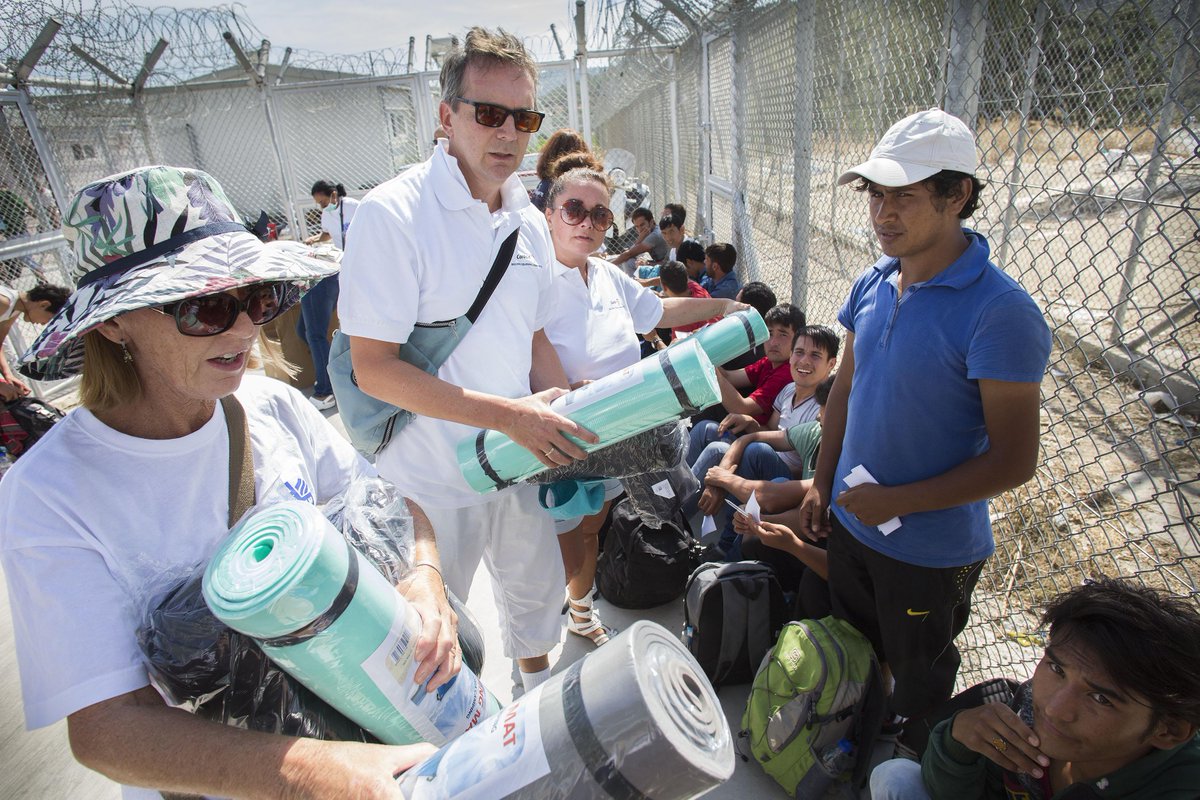 Cordaid distribueert op #Lesbos onder politiebegeleiding: bit.ly/1g9hFkw #vluchtelingencrisis