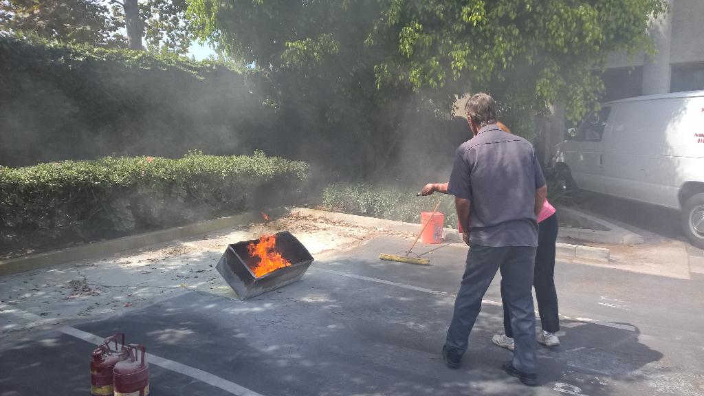 sdapcd's tweet photo. We picked a hot day for fire extinguisher training 🔥 #PullAimSqueezeSweep #safety http://t.co/s3OyEe3js2