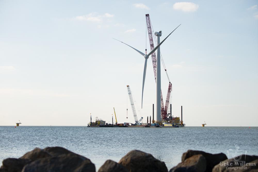 gekewillems's tweet image. Rotor op de eerste windturbine van #Westermeerwind geplaatst. Indrukwekkend om te zien! #Siemens