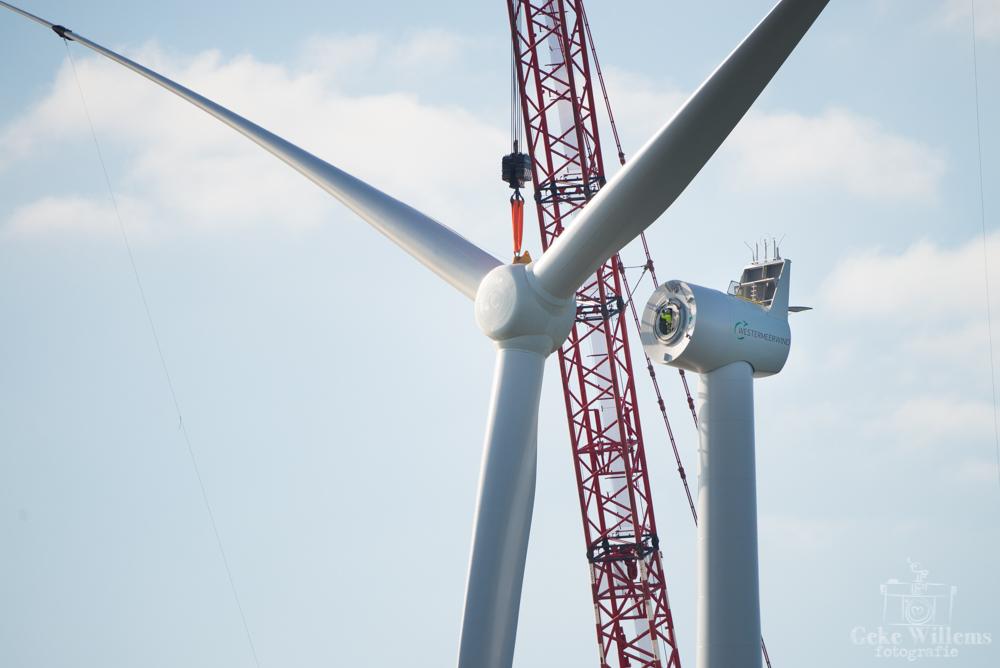 gekewillems's tweet image. Alles indrukwekkend groot, als je dan die mensen op en in de turbine ziet zitten! #Westermeerwind #Siemens