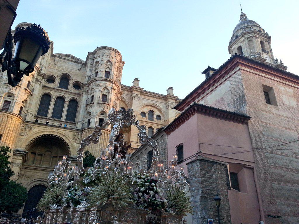 JesusNavarro's tweet photo. La Patrona de #Málaga, Santa María de la Victoria, tras salir de la Catedral en el día de su festividad. http://t.co/61Dl661Uj4