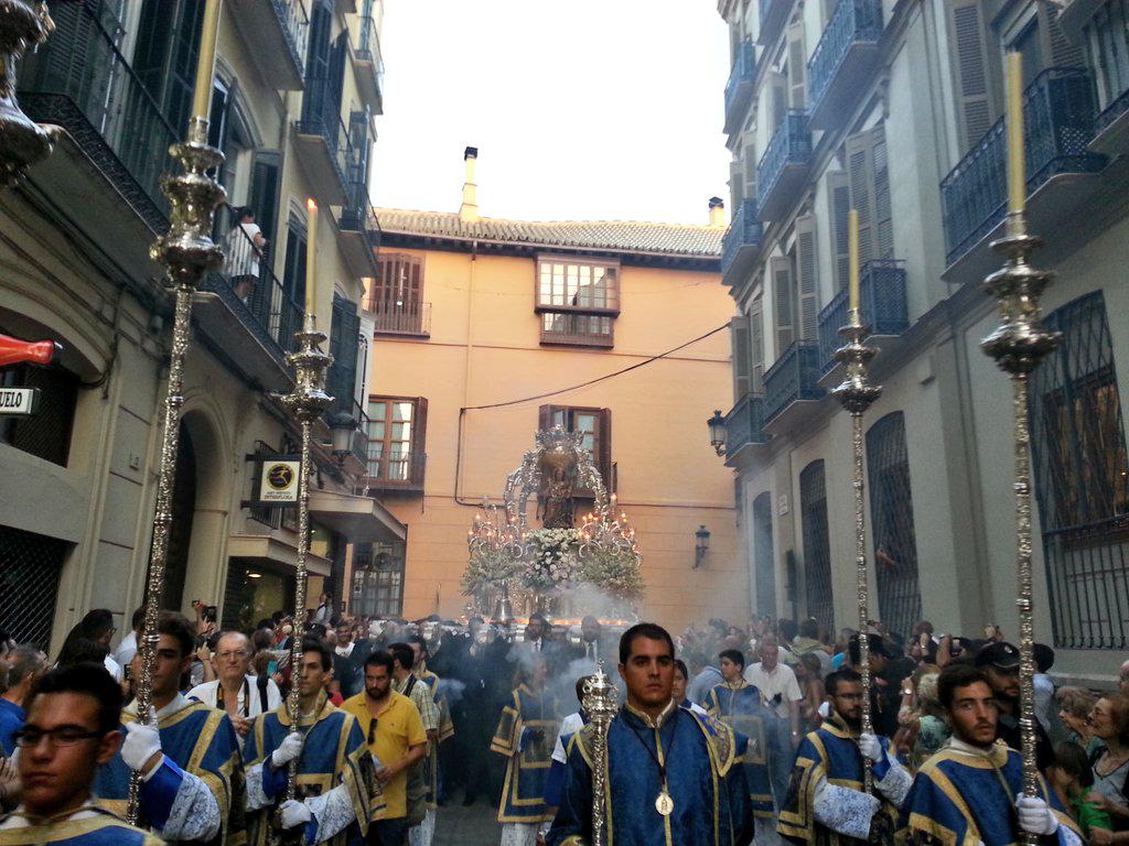 JesusNavarro's tweet photo. La Patrona de #Málaga, Santa María de la Victoria, tras salir de la Catedral en el día de su festividad. http://t.co/61Dl661Uj4