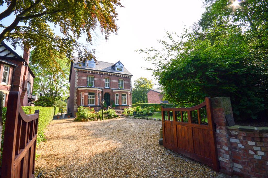 huntersworsley's tweet photo. 🎉 COMING SOON 🎉 A beautifully renovated 6 bed detached on Greenleach Lane #Worsley for £960,000 🏡 #HuntersExclusive http://t.co/0XVrfBdeIh