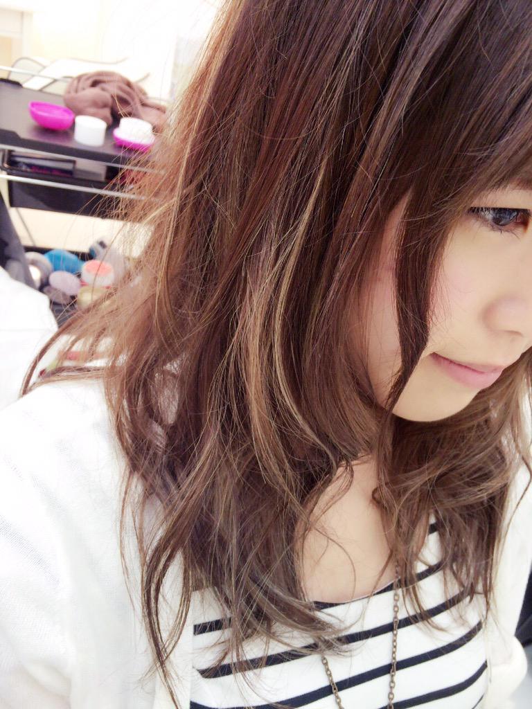 mskya_de's tweet photo. お疲れ様です！！
今日のお客様でカラーがめっちゃいい感じの仕上がりだったので紹介します！（≧∇≦）
ベースは、アッシュミルクティーブラウンで、全体にハイライトメッシュが入ってます！
秋だからって暗くしたくない人オススメです！！ http://t.co/MksaQhPxza