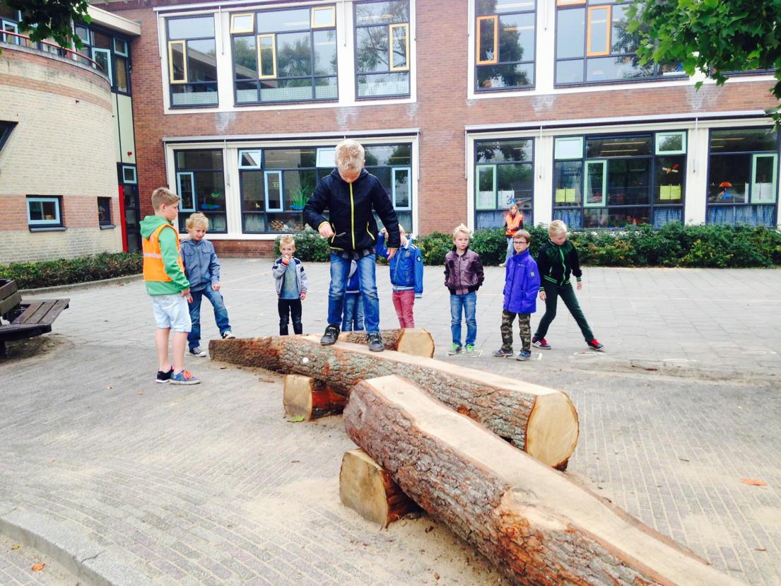 Hoe gaaf is dit? Natuurlijk spelen op OBS de Marke in Neede. Om de beurt balanceren olv een juniorcoach @BeweegWijs