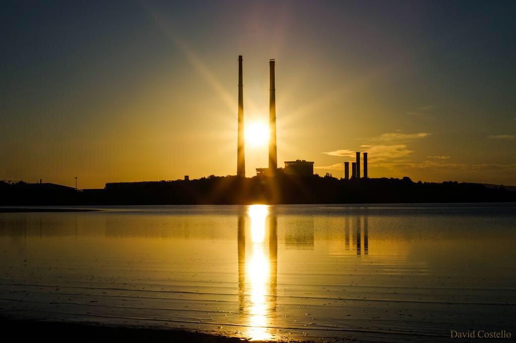 DecPierce's tweet photo. Dublin. What a beautiful photo! Credit: @DavidCostelloDC #Dublin #Poolbeg http://t.co/pKlbphMV8c
