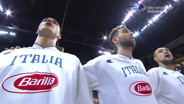 SkySport's tweet photo. Azzurri stretti per l’inno di Mameli: fate un RT per far sentire il vostro sostegno all’@Italbasket! #SkyEuroBasket http://t.co/cJ7SrcTaUW