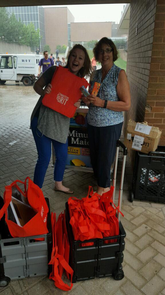 CommutersatRIT's tweet photo. We're still here - rain or shine, we're committed to our #RITCommuters! Commuter Pit Stop under Gleason building! http://t.co/FA1YfJI7s9