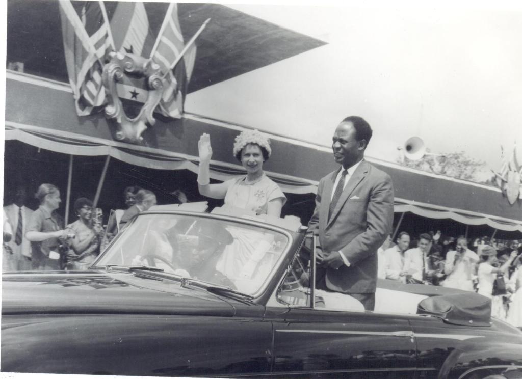 JonBenjamin19's tweet photo. Right at the hour when HM The Queen becomes our longest serving monarch, here's her photo with Kwame Nkrumah in 1961! http://t.co/smTFSdIj0F