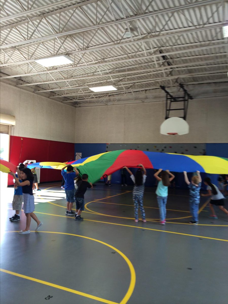 Sinclair PE classes enjoying parachutes!
#semustangpride. #ecisdtweets