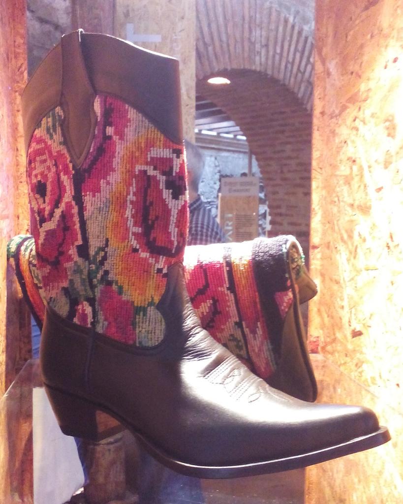 NWC_GT's tweet photo. Los artesanos centroamericanos nos presentan productos innovadores y de calidad. #NWC2015 #HandMadeInGuatemala http://t.co/NY4J3Wn3D8