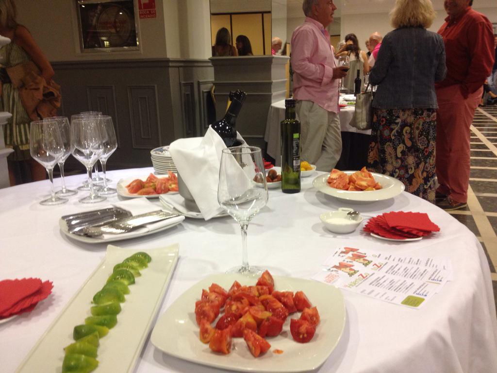 pacobetancurzgz's tweet photo. Que ricos tomates de @LaHuertaza en @IdilicoRest #tomatedecalidad Los vinos de @UrbezoWines una maravilla. http://t.co/s0Vdj3pfze