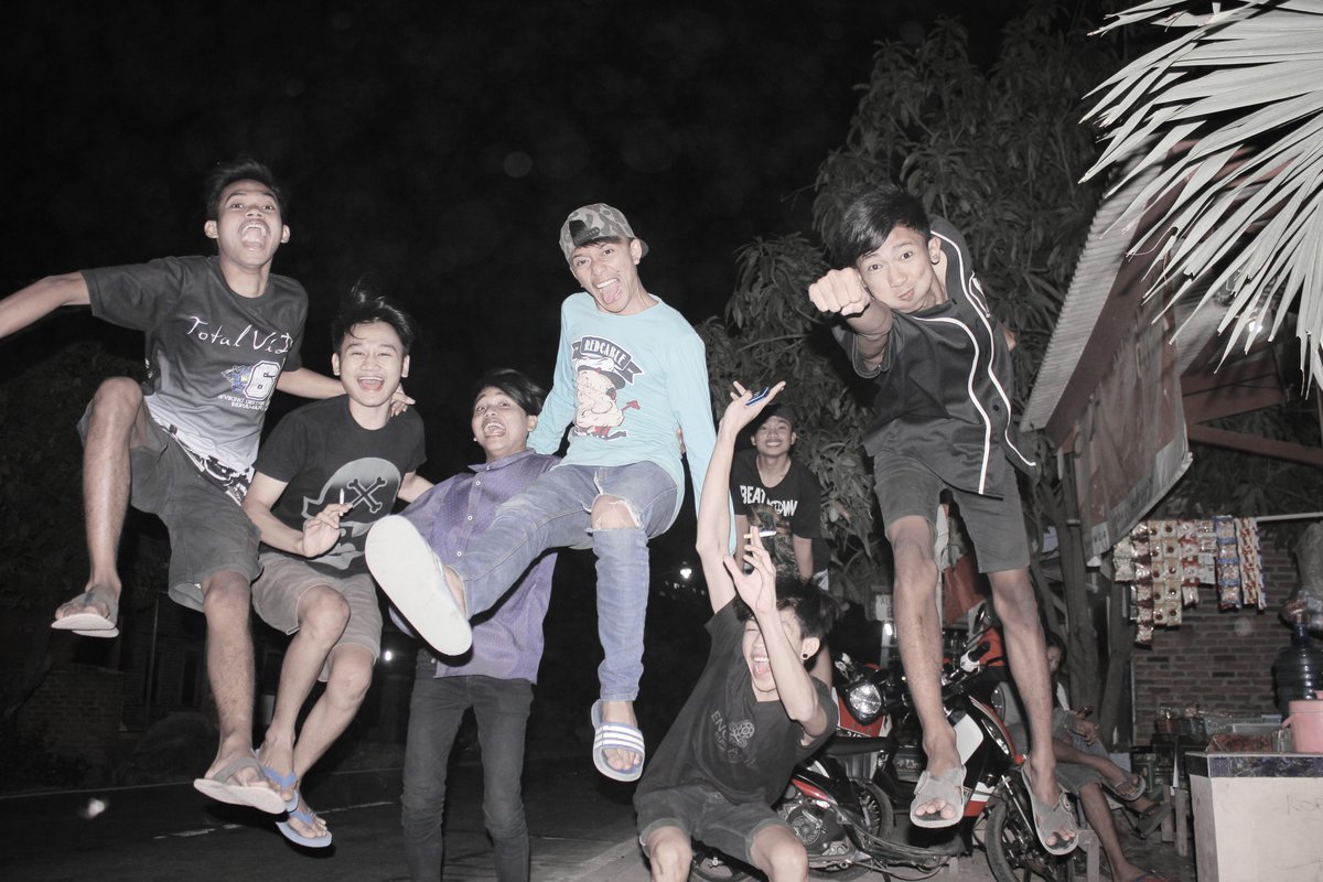 terima kasih gengs, yang tadi udah nyempetin ngumpul...
#bajingan_SOLID :D