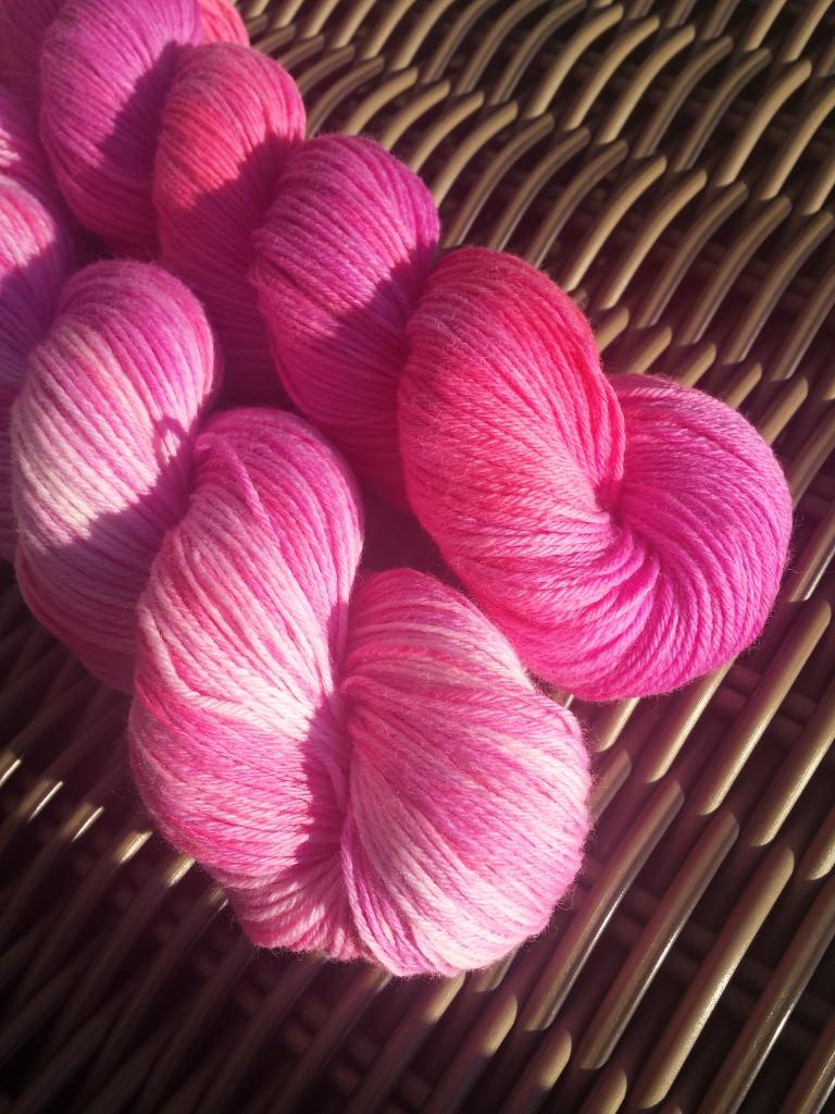 Wolgoednl's tweet photo. Geen goede foto, maar zooo blij met het resultaat! #wolverven #yarndyeing #biologischewol #organicyarn http://t.co/EQhU9yLMlr