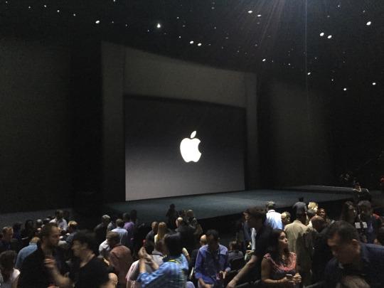 Event 21. Презентация Apple зал. Презентация айфона зал. Сцена презентации Apple. Концертный зал эпл.