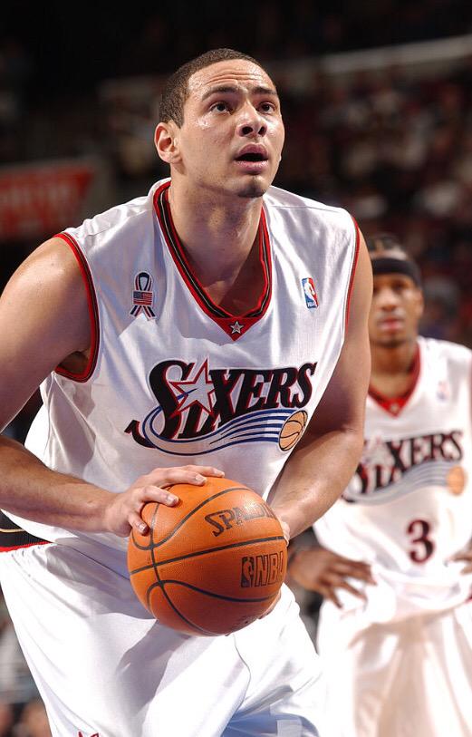 Alvin Jones prenant un lancer franc pour les 76ers