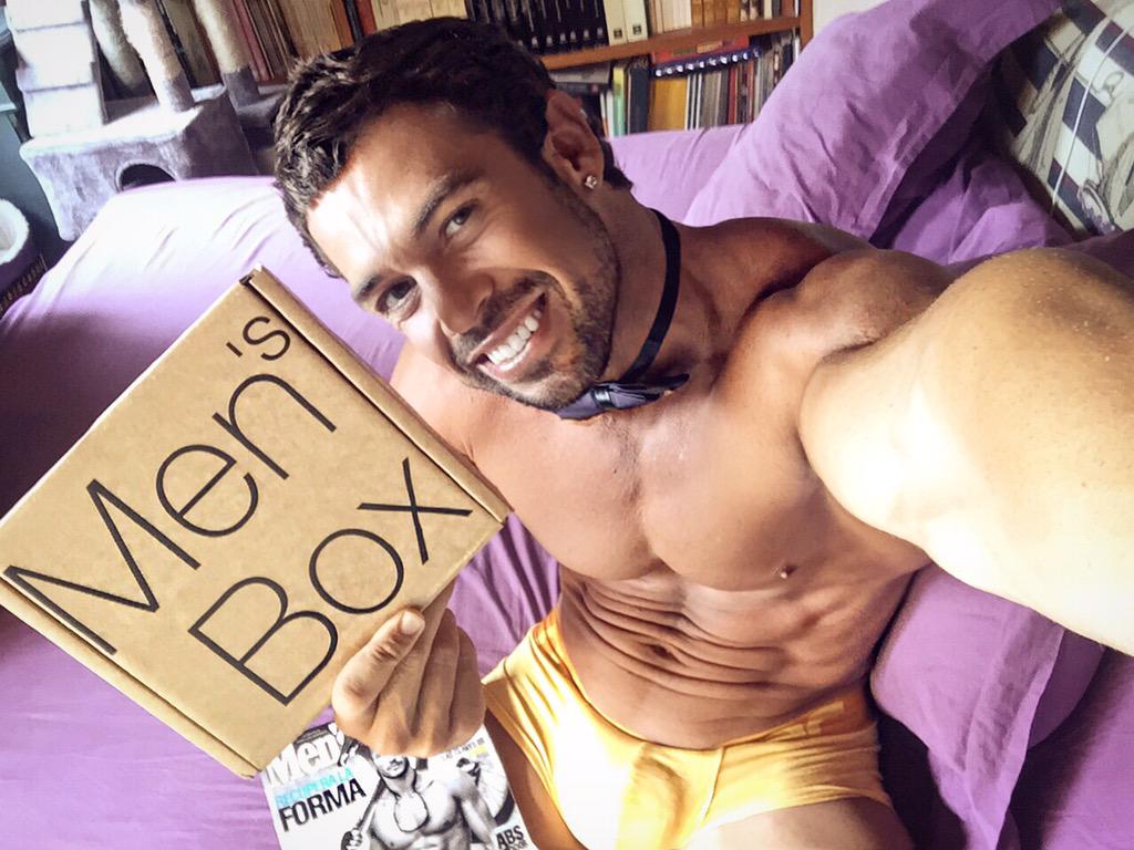 RafaMartinTV's tweet photo. ¡Ya tengo mi Men's Box Verano!💪🏼Suscríbete ya y recibe tu Men's Box en 24h en http://t.co/tLIrB5JvK6 IG:@mensbox.es http://t.co/fr4Nho2Sg9