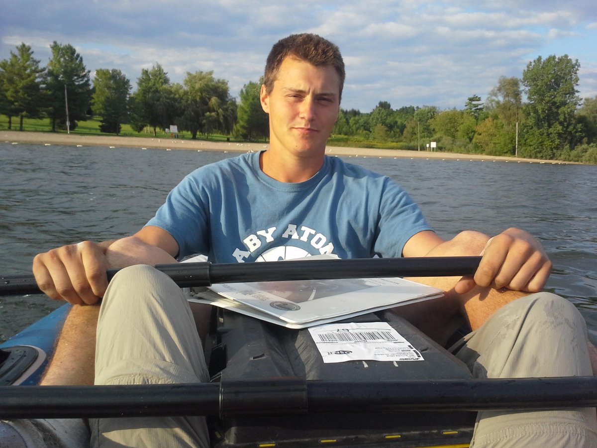 daniellemanson4's tweet image. 2 people, 1 (incomplete) water sampling kit, one rubber dinghy, on a windy day =  #fieldworkfails