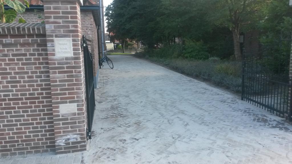 En alle verschillende vormen van bestrating  (tegels, klinkers) zijn ook vervangen zodat het nu één mooi geheel is