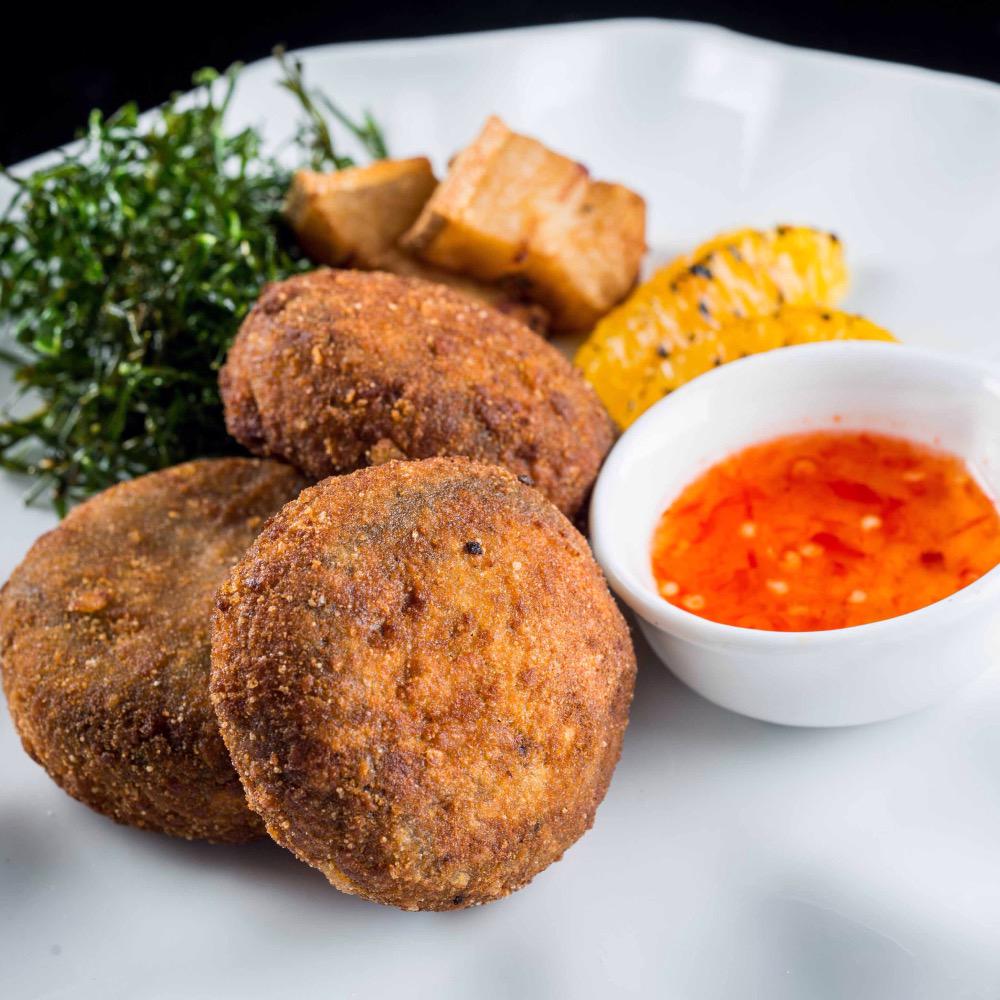 cota200restaur's tweet photo. Venha curtir o nosso happy hour! Entre as opções, bolinho de feijoada com torresminho! Vai resistir? #morrodaurca http://t.co/YiuWiRHAyT