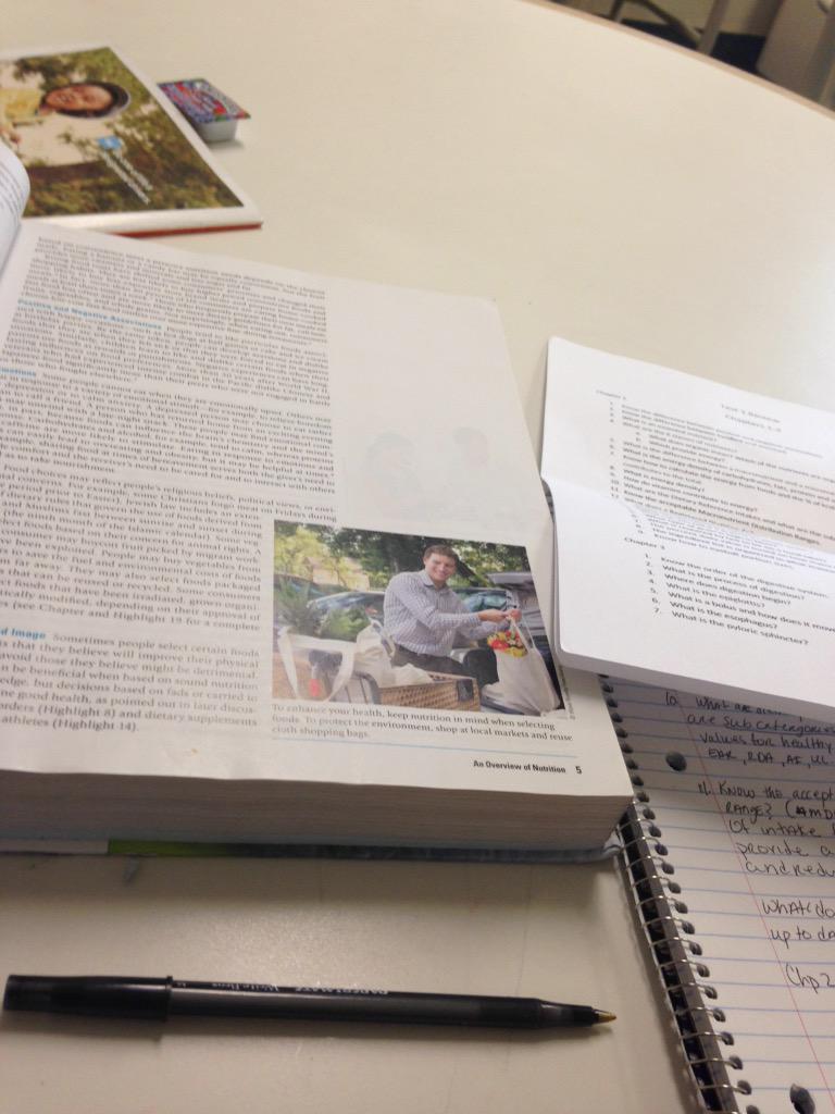 BKambria_1028's tweet image. When there isn&apos;t enough time in the day you do what you have to #studyworkflow  #CollegeChick #Staybusy