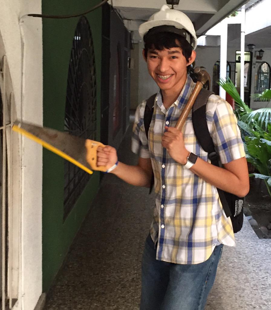 Fernanfloo's tweet photo. Soy albañil en mis tiempos libres 😅😅 http://t.co/gqom4CmxRZ