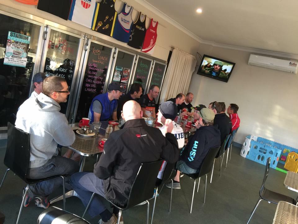 TeamPrawn's tweet image. Traditional Team Prawn pre race send off and bacon &amp;amp; egg roll!
Ben off to Kona early &amp;amp; RP off to Sunshine Coast 70.3.