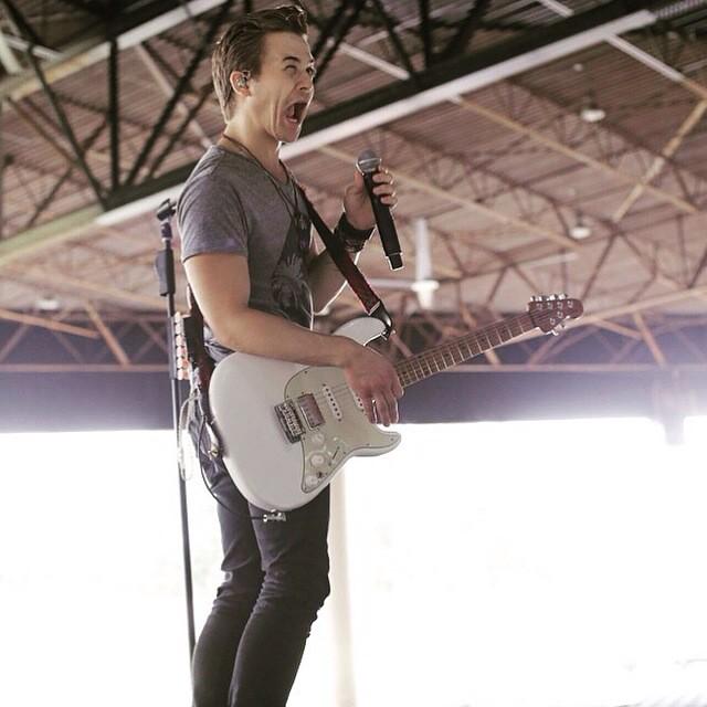HAPPY 24th BIRTHDAY HUNTER HAYES!! I MISS AND LOVE YOU!! HAVE AN AMAZING DAY!!!! 