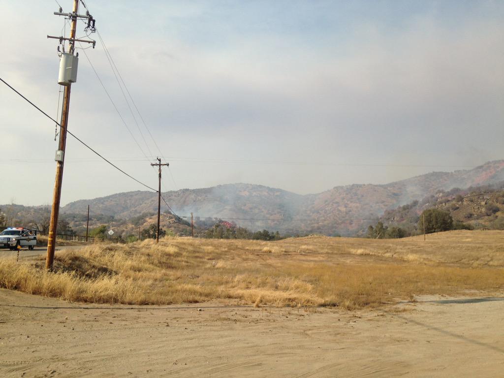 vmiracleCNN's tweet image. A 300 acre fire is burning in Squaw Valley just miles from #RoughFire. @FresnoSheriff says lwill be contained soon.