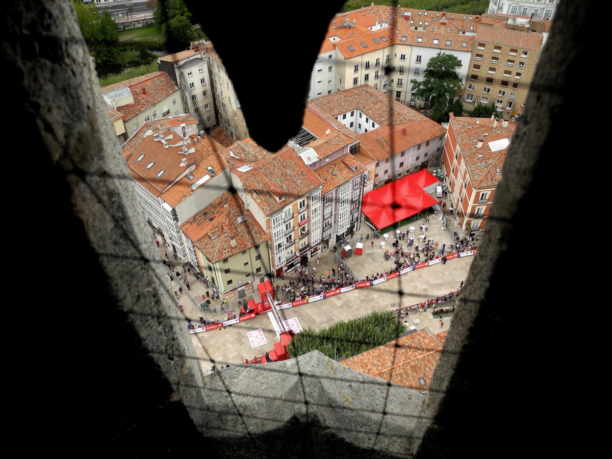Como decía Albert Einstein, "si quieres ser feliz, átate a una meta". Buenas noches. Catedral de #Burgos #Vuelta2015