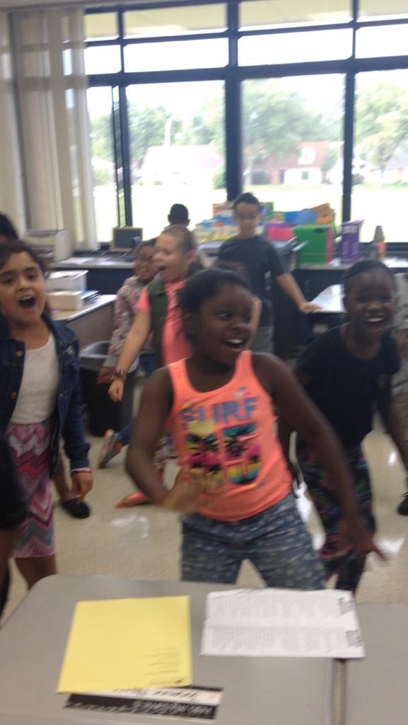 MissZeilenga's tweet photo. 🎶"Sing with me, all together" became 🎶"Stanky leg, all together!" @MsNadiaAlaeddin They love to move 🎶🌟🎶😄 #d161music http://t.co/9Z2bJZyn9v
