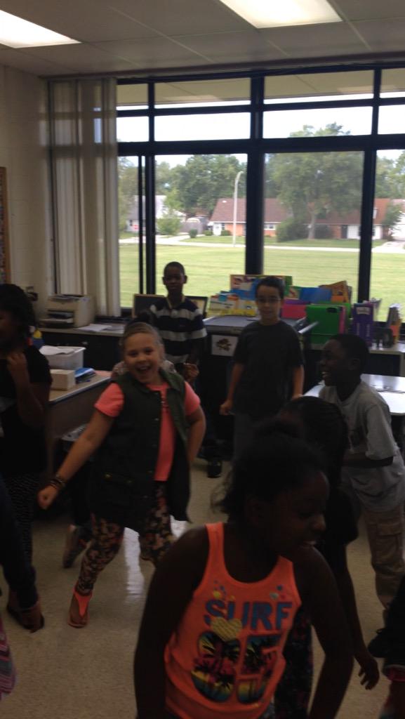 MissZeilenga's tweet photo. 🎶"Sing with me, all together" became 🎶"Stanky leg, all together!" @MsNadiaAlaeddin They love to move 🎶🌟🎶😄 #d161music http://t.co/9Z2bJZyn9v