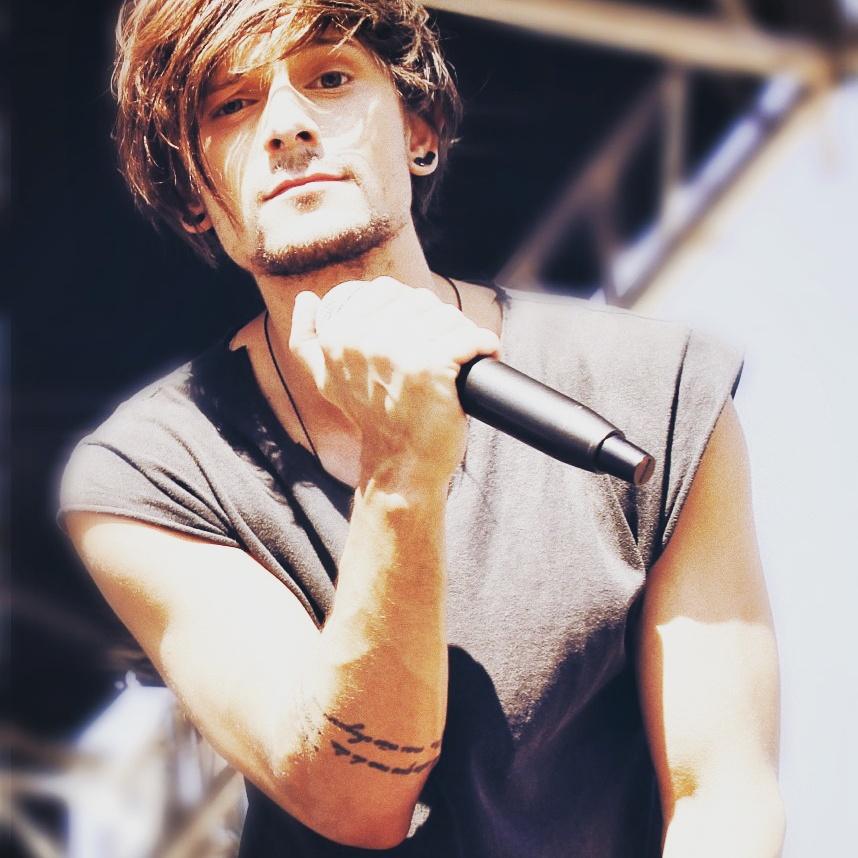 acoverdadinah's tweet photo. Imagina um pôster desse homem na @CAPRICHO??  😲😲😲😲 #sinxnacapricho http://t.co/BHUswwEH2y