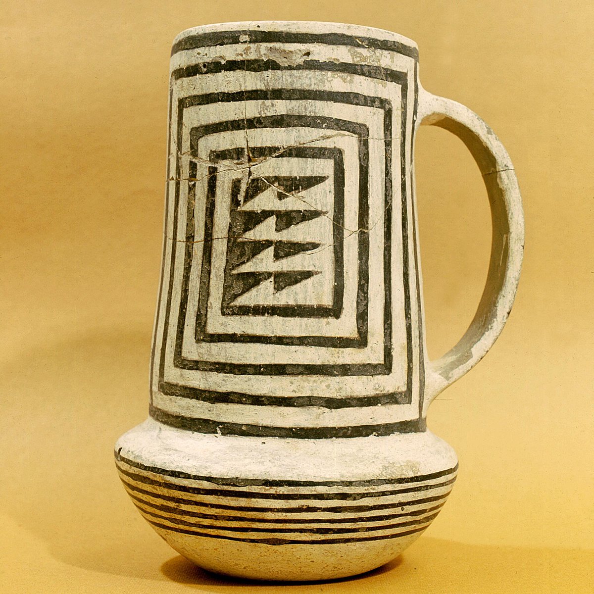 foodandwine's tweet photo. Native Americans were buying and consuming caffeine 1,000 years ago. #FWx http://t.co/ZKm2WkM4pO http://t.co/u1SnAiacpJ