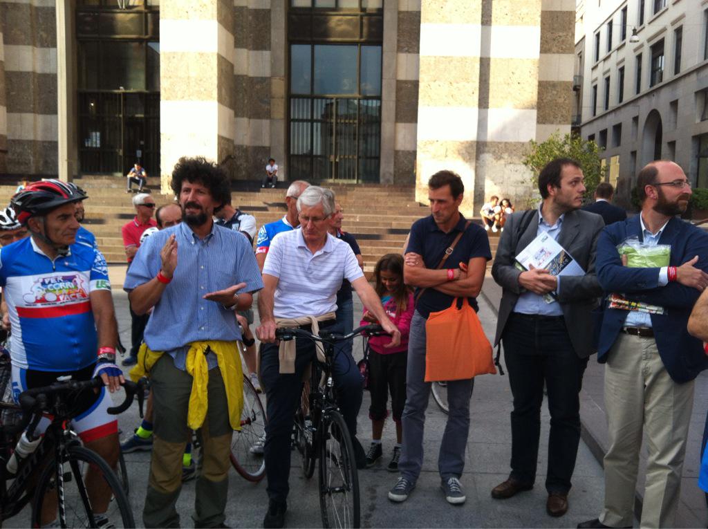 AcliBrescia's tweet photo. Il saluto a Bs di #percorrilapace Domani 100 ciclistierunner in Puglia ricordando don Tonino Bello @fabiocorazzina http://t.co/6LOC5gIAo7