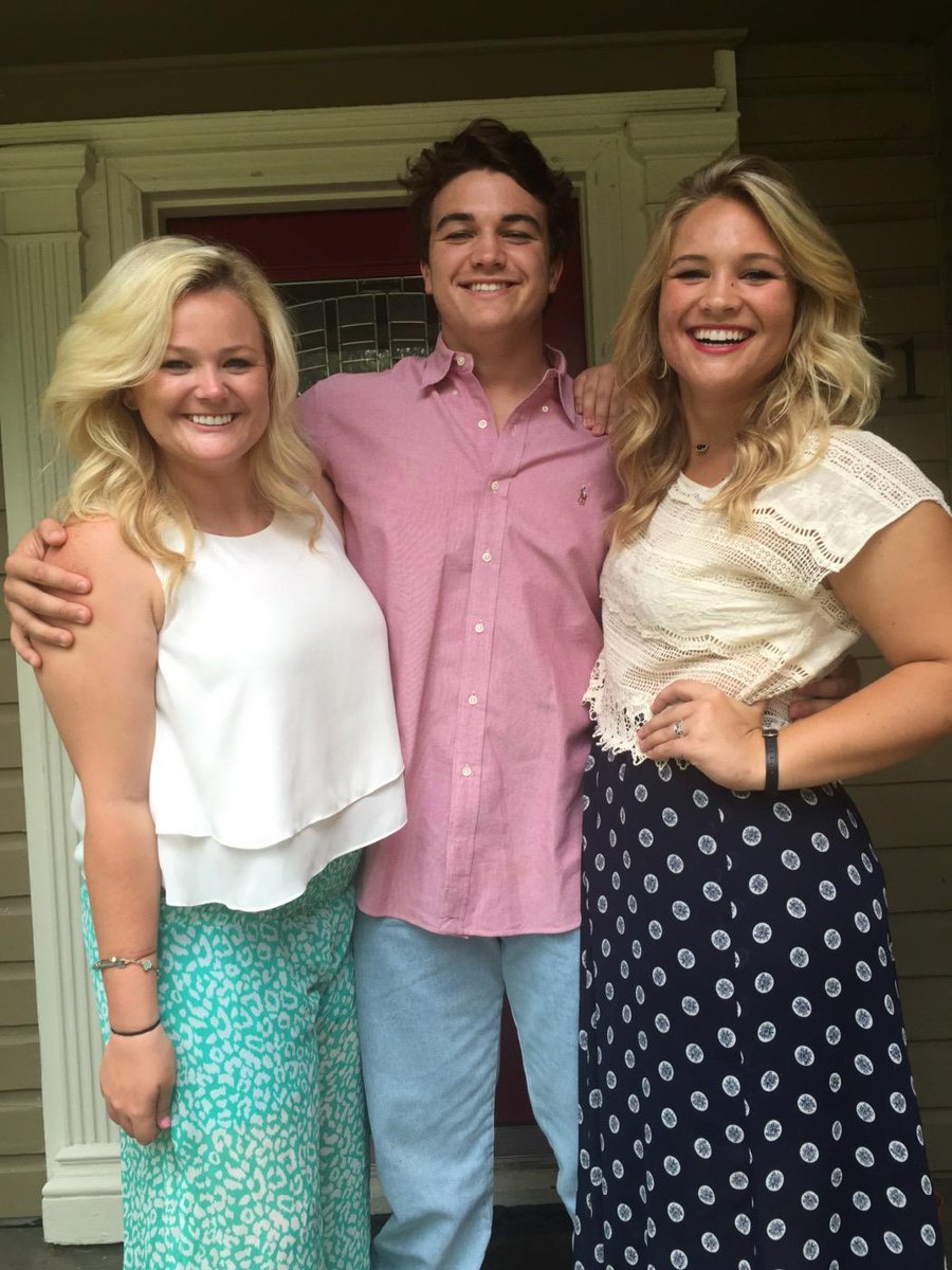 vclement77's tweet photo. @taylorswift13 Clement Kids LOVE YOU! find us on Row: 5 Section: FLRM Seat: 1,2,3 http://t.co/U0NoY7ZSU2