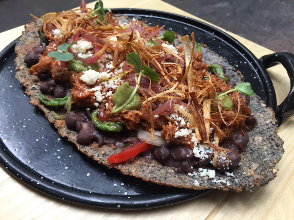 Tlayuda de Pork Belly al puro #PrimarioStyle. #CocinandoExperiencias.