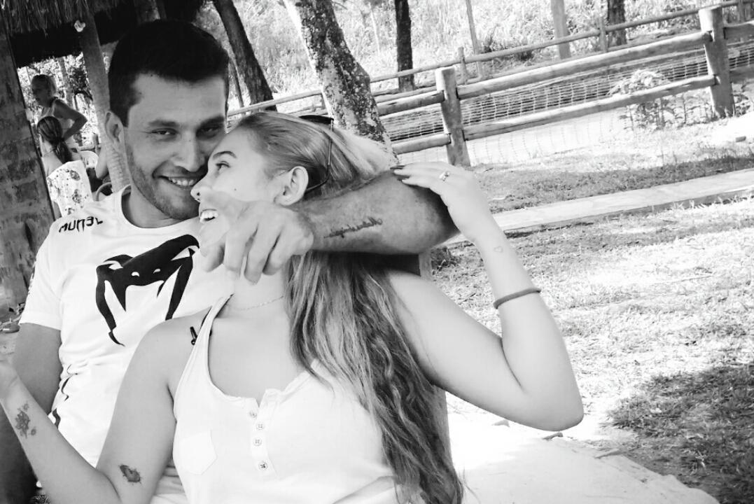 FeerChristina's tweet photo. E as minhas melhores risadas somente você consegue arrancar, como não me apaixonar ? 😍👑❤💑 #PousadaRecantoDosCisnes http://t.co/s7QxfZWCnq