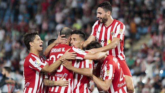 marca's tweet photo. Los 21 partidos de #CopadelRey de este miércoles. El Laredo, un 3ª que sigue vivo http://t.co/7D5XxKH3Au http://t.co/zj3BGQA8Aw