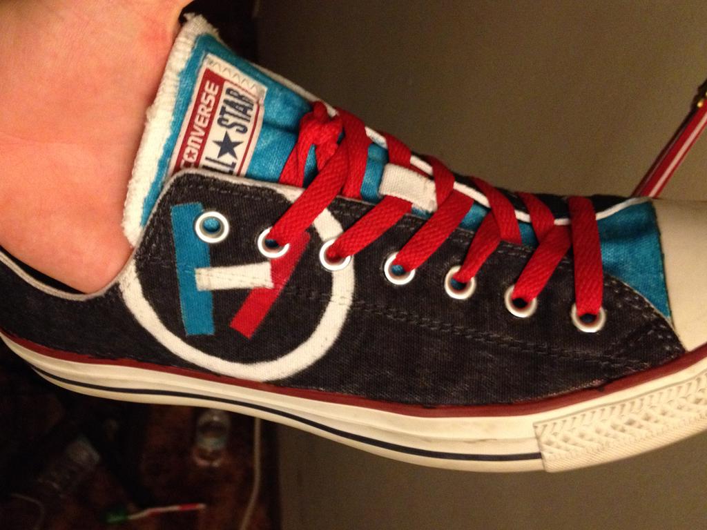 clever_ryan's tweet photo. My custom kicks #twentyonepilots http://t.co/LVHJ33q8TP