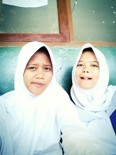 ayu_chanis's tweet photo. Waktu Smp sama @salfa_tazkia :-D http://t.co/Cl2aDw4uzv