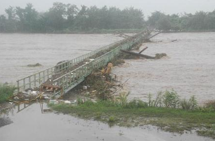 IMA_RT_'s tweet photo. 【悲報】
大雨で橋壊れる http://t.co/45yM3BwC7M