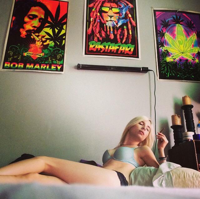 piperperriisBae's tweet photo. @PerriPiper she's cute, smokes, and is DTF. Where can I find a girl like you? 😢😭🙏🏼 http://t.co/AYLw8qem11