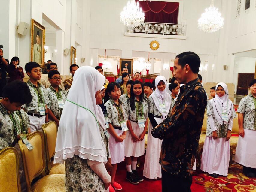 jokowi's tweet image. Belia dan mengagumkan. Karya sain mereka inovatif: pendeteksi kebakaran, pemandu perbaikan jalan berlubang dll -Jkw