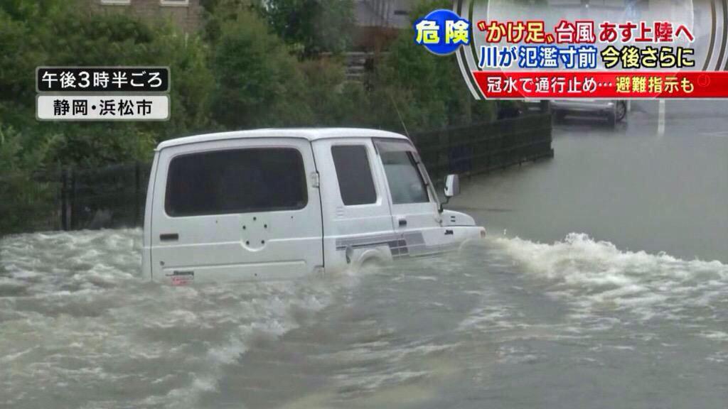 なぜ 周りの車が水没する中 颯爽と走る車がいるぞ Togetter